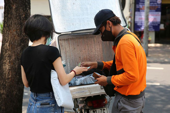 Khách mua hàng online không được kiểm tra hàng trước khi nhận là chưa bảo đảm được quyền lợi của người tiêu dùng.