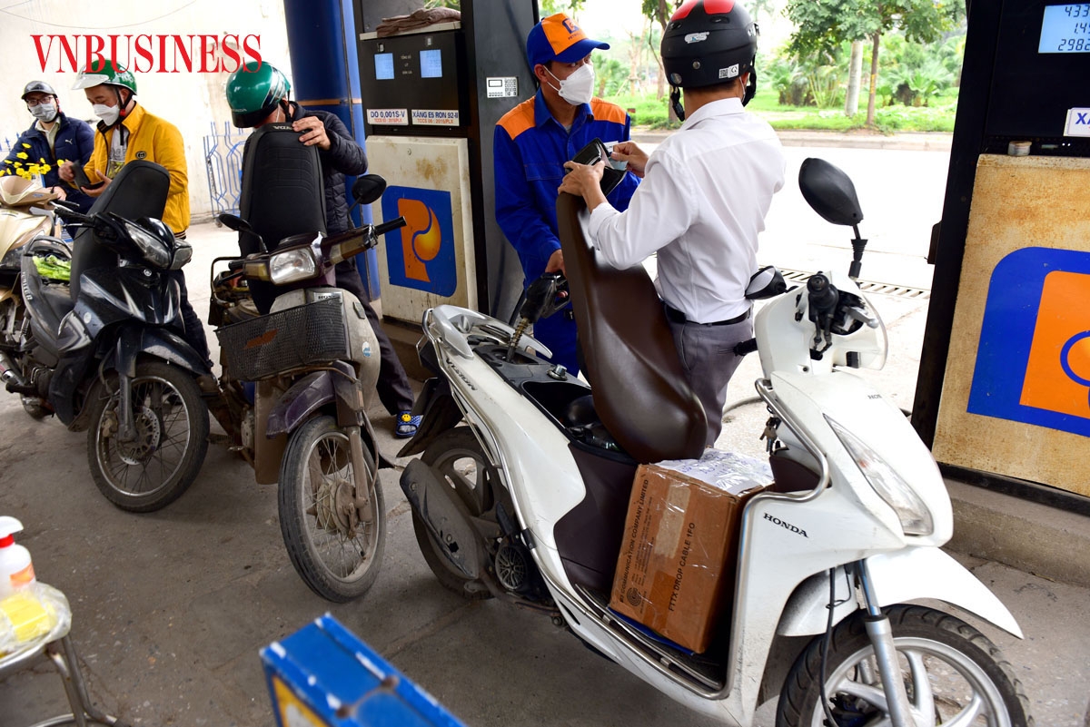 Giá xăng dầu trong nước được dự báo giảm khoảng 1.000 đồng/lít vào kỳ điều chỉnh ngày 1/4 (Ảnh: Mạnh Lê).