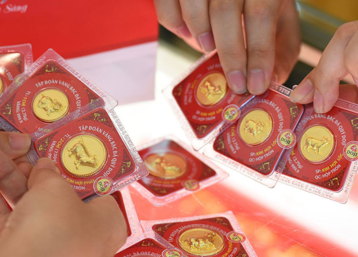 Giá vàng trong nước rơi xuống dưới 69 triệu đồng/lượng. (Ảnh: Int)