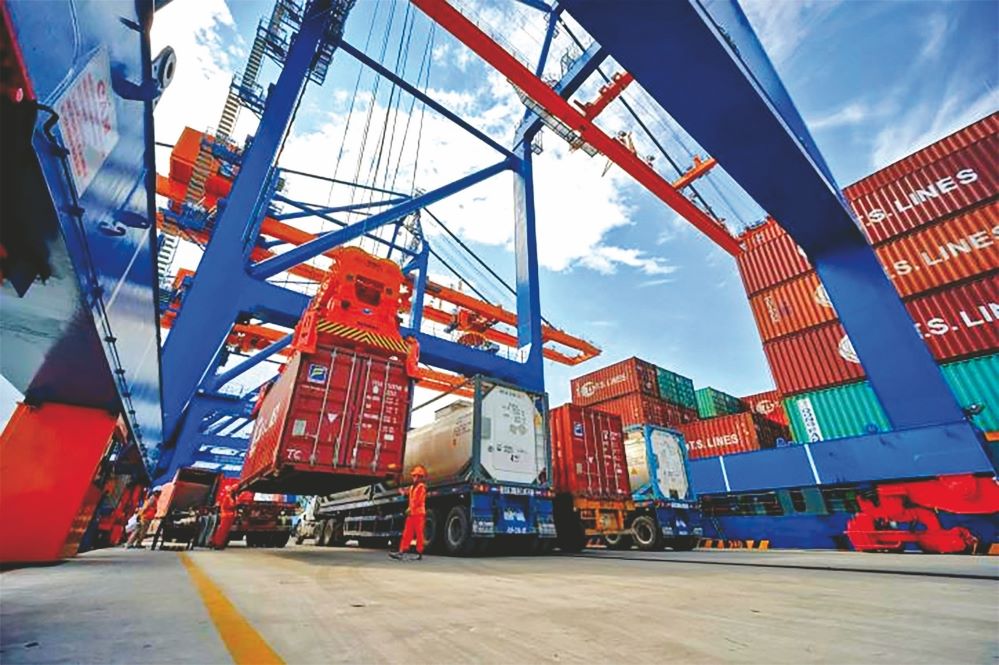 Xuất khẩu phục hồi mạnh mẽ, tuy nhiên chiều nhập khẩu còn tăng mạnh hơn, dự báo Việt Nam sẽ có thêm một năm thâm hụt tài khoản vãng lai (Ảnh: TL)