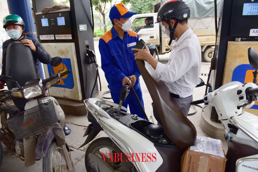 Xăng được điều chỉnh giảm hơn 1.000 đồng/lít. Ảnh: Mạnh Lê