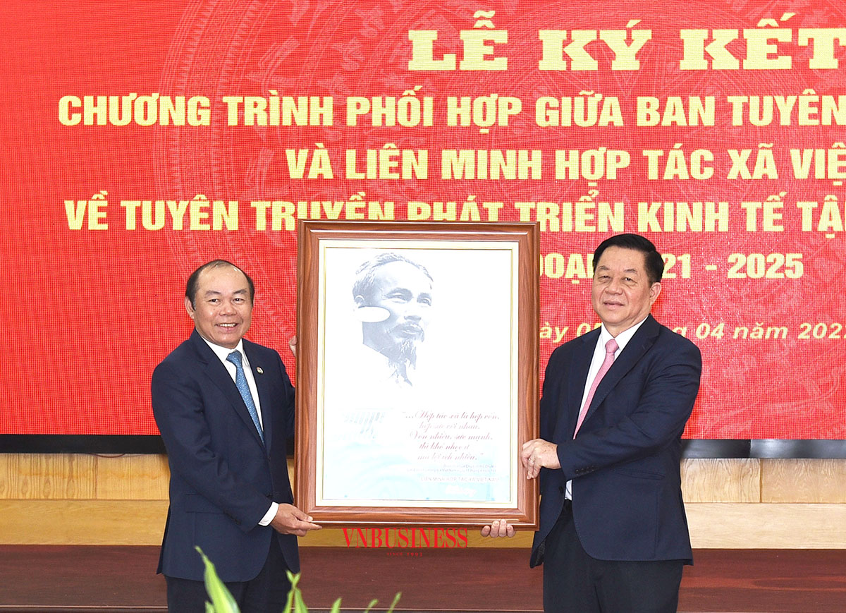 Chủ tịch Liên minh HTX Việt Nam Nguyễn Ngọc Bảo (trái) tặng ảnh Bác Hồ với hợp tác xã cho Trưởng ban Tuyên giáo Trung ương Nguyễn Trọng Nghĩa (phải).