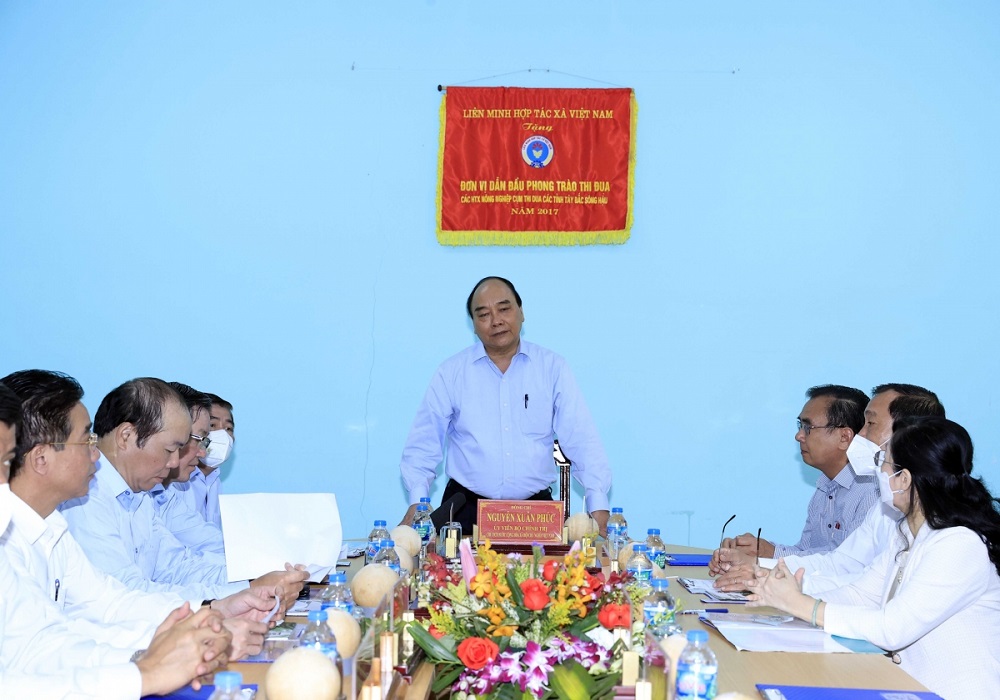 Chủ tịch nước Nguyễn Xuân Phúc làm việc tại HTX Mỹ Tịnh An.