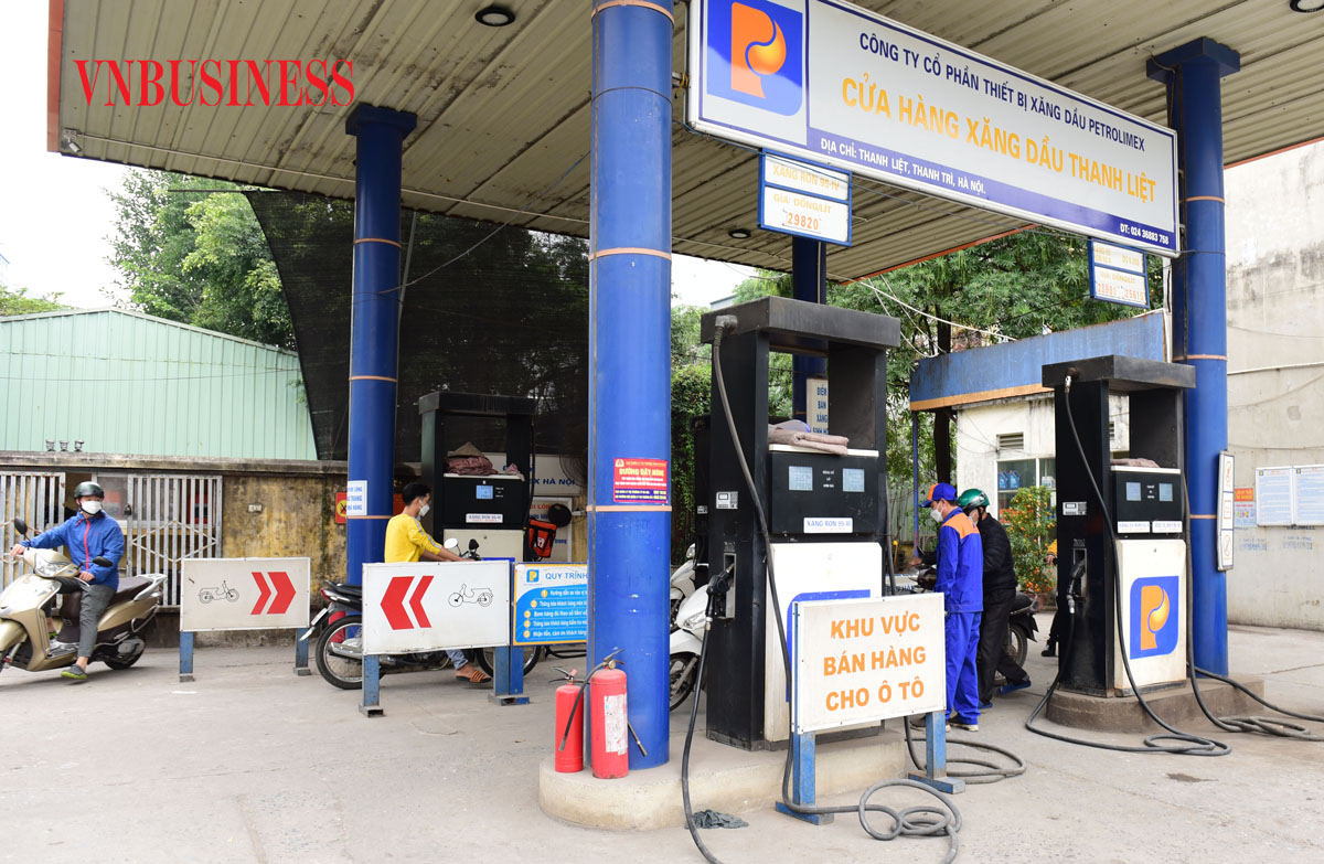 Dự báo giá xăng dầu có thể tiếp tục được điều chỉnh giảm trong thời gian tới (Ảnh: Mạnh Lê).