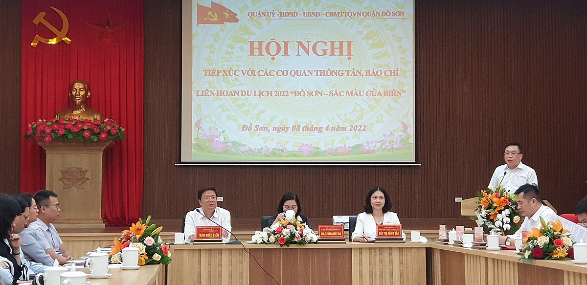 Đại diện lãnh đạo quận Đồ Sơn cung cấp thông tin cho báo chí.