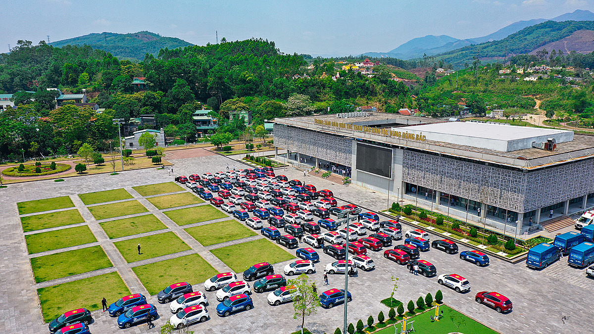 Đoàn xe ô tô điện trước giờ khởi hành.