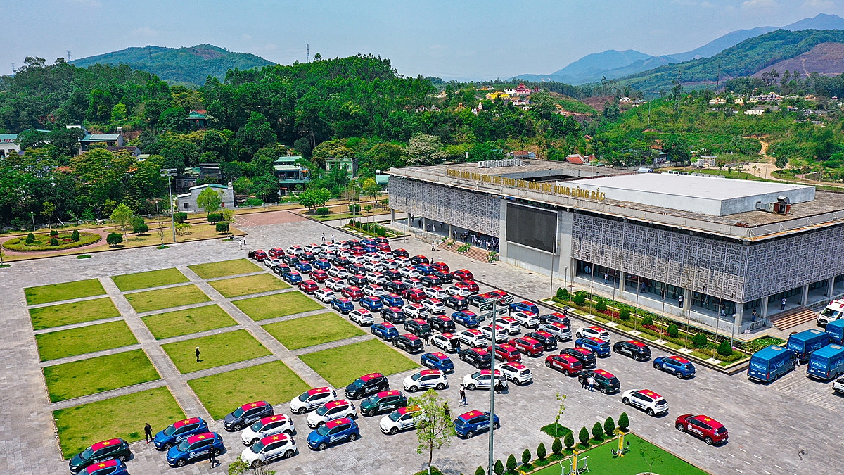 Đoàn xe ô tô điện trước giờ khởi hành.