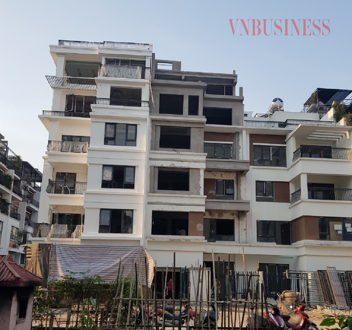 Các căn liền kề tại khu nhà ở thấp tầng Romantic Park đang được gấp rút hoàn thiện thành 6 tầng.