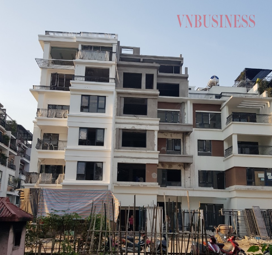 Các căn liền kề tại khu nhà ở thấp tầng Romantic Park đang được gấp rút hoàn thiện thành 6 tầng.