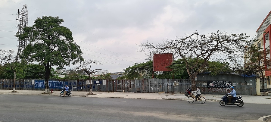 Với mặt tiền dài khoảng 200m, nhưng doanh nghiệp đã rào tôn nhiều năm nay không triển khai dự án theo kế hoạch.
