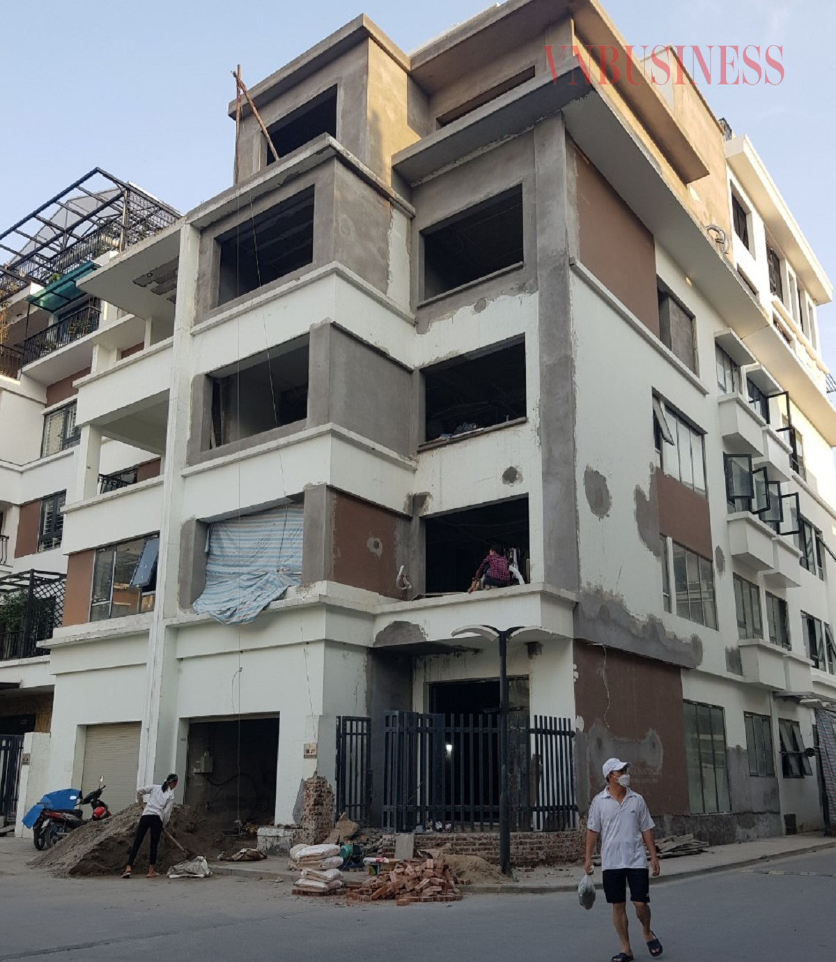 Công nhân đang gấp rút thi công.