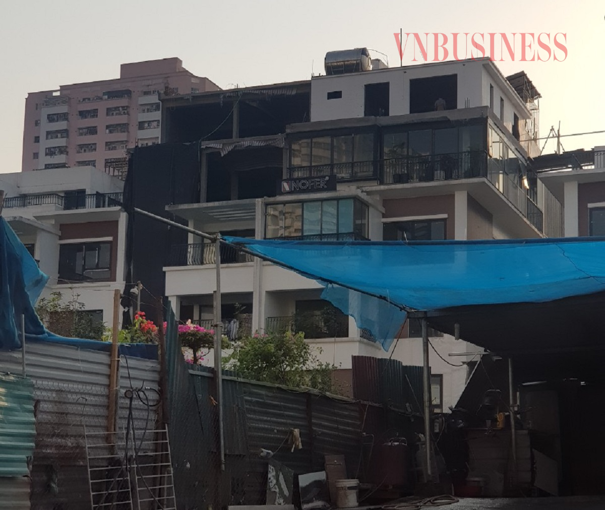 Thay đổi công năng, kết cấu, sai mật độ xây dựng khiến tổng thể kiến trúc dự án bị thay đổi làm phá vỡ quy hoạch, gây mất mỹ quan đô thị.