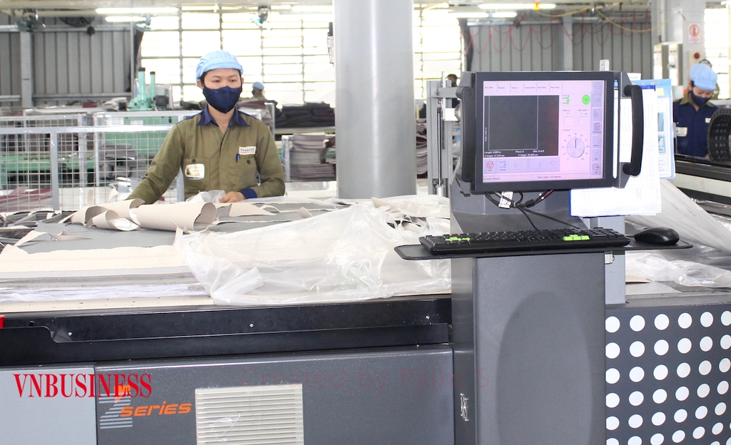 Theo nhận định của chuyên gia ngân hàng Standard Chartered, Việt Nam tiếp tục là một trung tâm sản xuất của khu vực trong lĩnh vực dệt may và da giày.