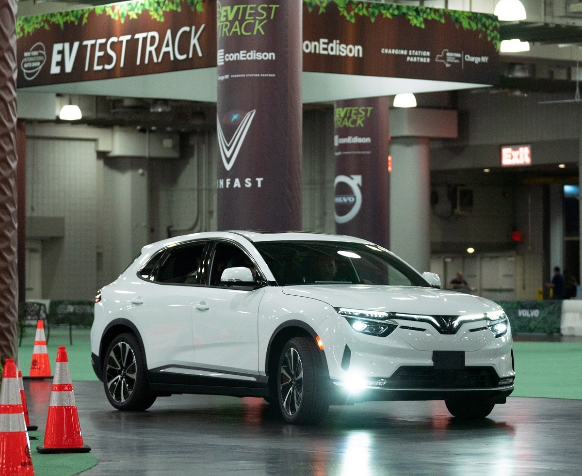 VinFast hợp tác với Electrify America cung cấp giải pháp sạc và tích hợp ứng dụng di động cho xe điện.