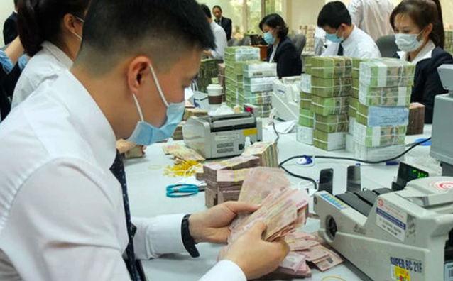 Các ngân hàng thắt chặt tín dụng đổ vào trái phiếu doanh nghiệp và bất động sản