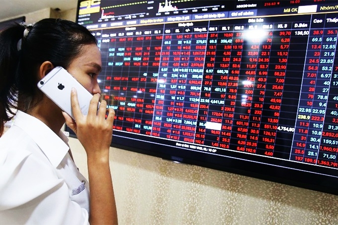 Sắc đỏ tràn ngập, VN-Index giảm 13,56 điểm.