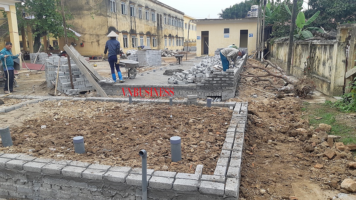 Công nhân thi công nhộn nhịp tại công trường.