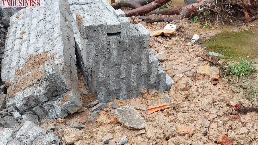 Phần tường xây đã phá bỏ.