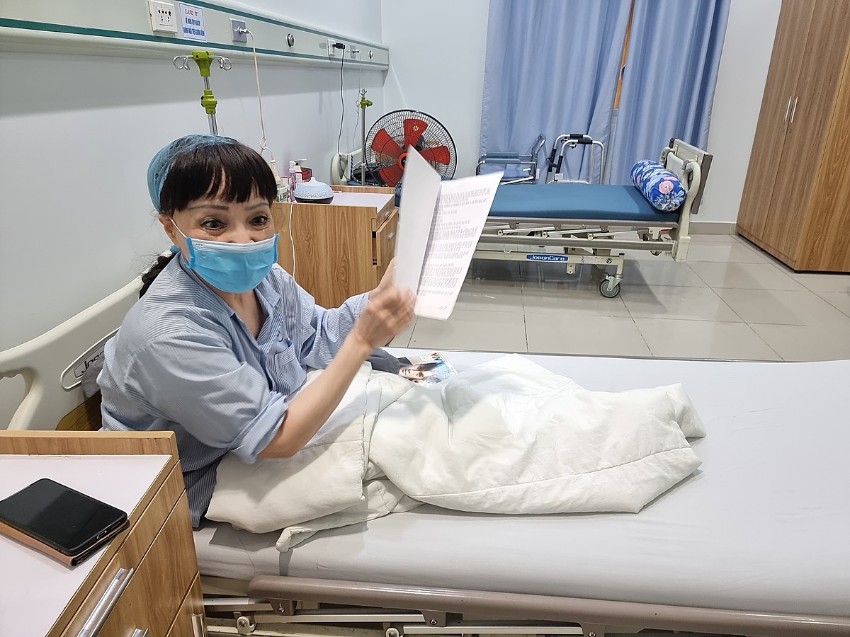 Bệnh nhân Trần Thị Mai A đang cung cấp thông tin cho phóng viên.