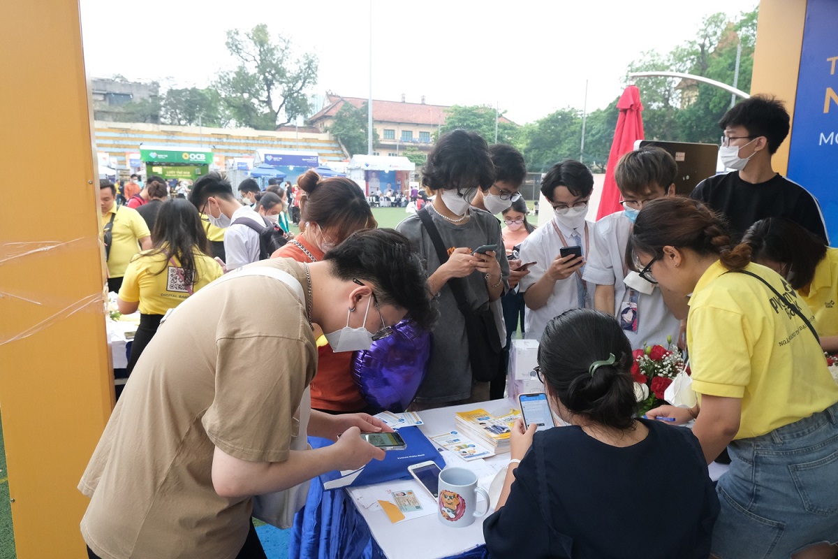 Các bạn trẻ trải nghiệm mở tài khoản thanh toán qua eKYC tại gian hàng PVcomBank.