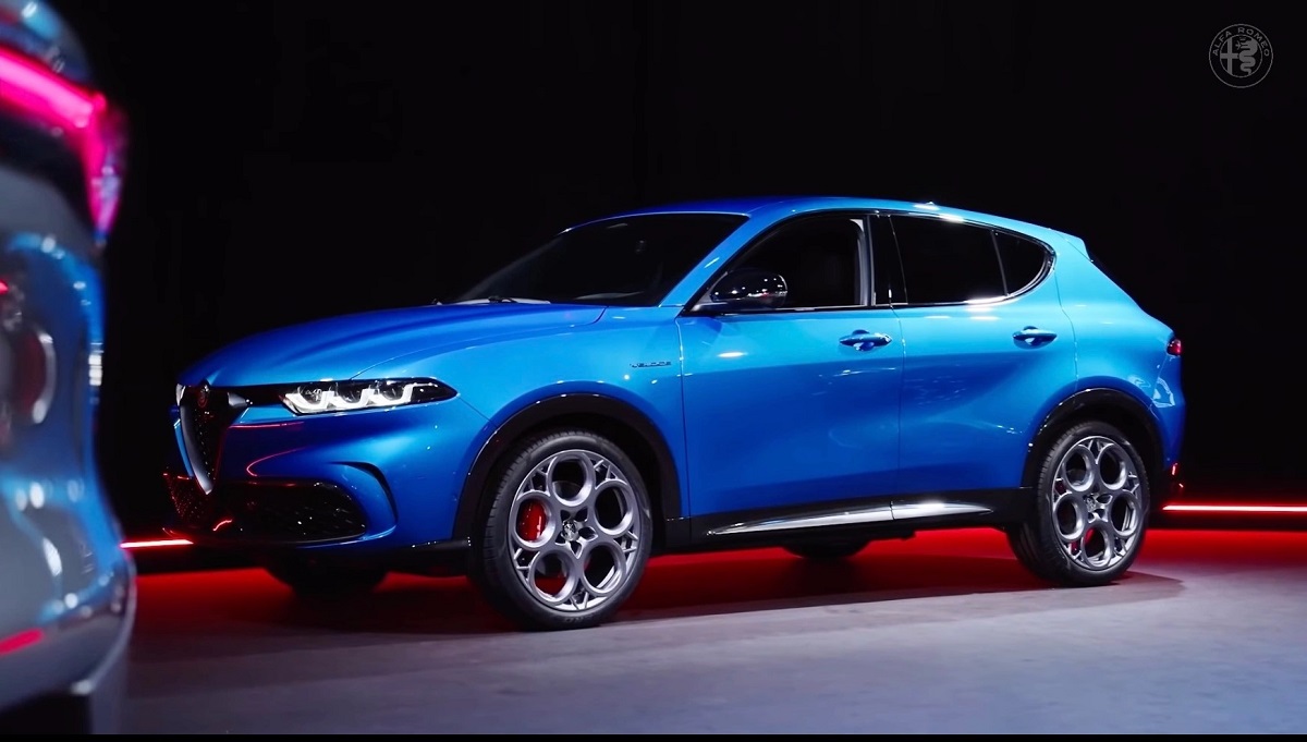 Alfa Romeo Tonale 2023 là mẫu plug-in hybrid có thể di chuyển 50 km với pin sạc đầy.