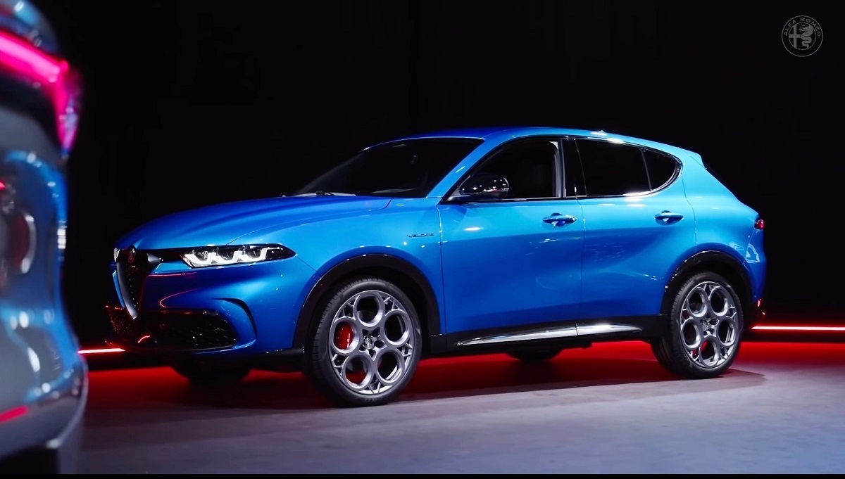 Alfa Romeo Tonale 2023 là mẫu plug-in hybrid có thể di chuyển 50 km với pin sạc đầy.