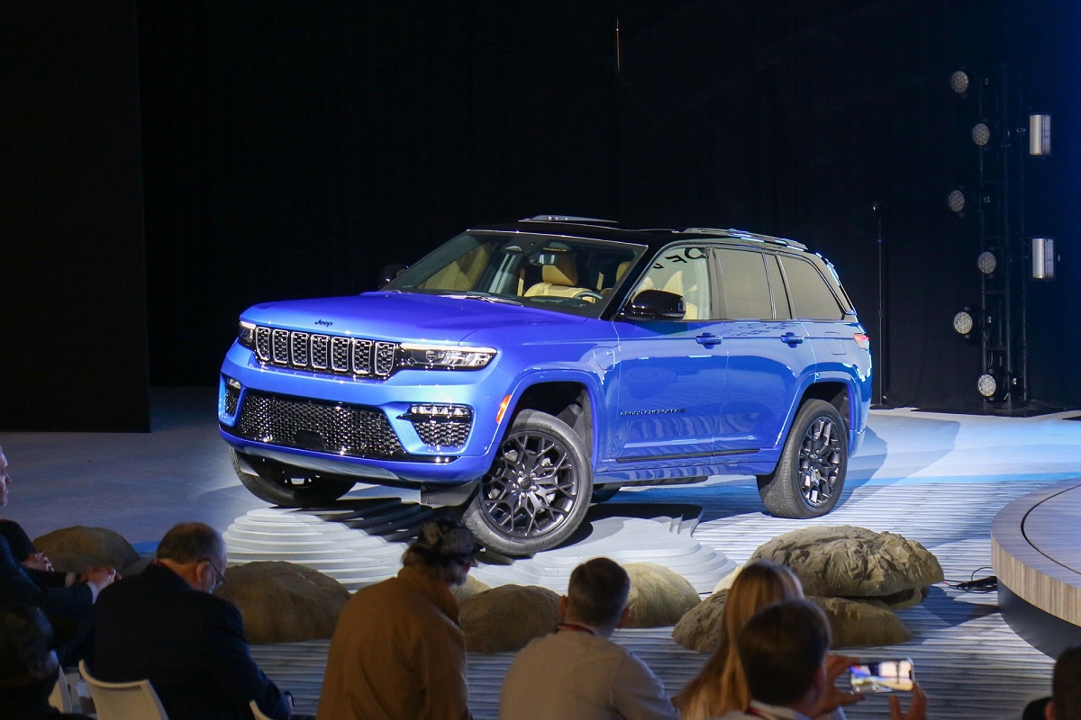 Grand Cherokee High Altitude 4xe có phạm vi hoạt động 40 km hoàn toàn bằng điện.