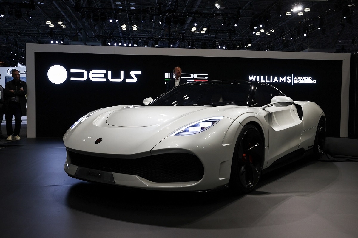 “Siêu xe điện” Vayanne, một chiếc mui trần sở hữu những đường cong táo bạo, đèn pha ấn tượng và cửa hút gió ngoại cỡ.