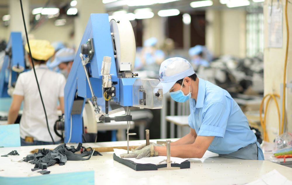 Ngành dệt may kỳ vọng hoàn toàn có thể đạt, thậm chí là vượt mục tiêu kim ngạch xuất khẩu 43 tỷ USD trong năm nay (Ảnh: Int)