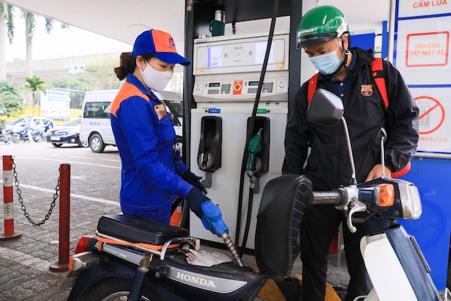 Theo nhận định của các chuyên gia, giá xăng dầu hạ nhiệt đã vơi bớt nỗi lo tác động tăng giá, nhưng áp lực lạm phát vẫn chưa giảm do nhiều mặt hàng nguyên liệu khác vẫn có xu hướng tăng.