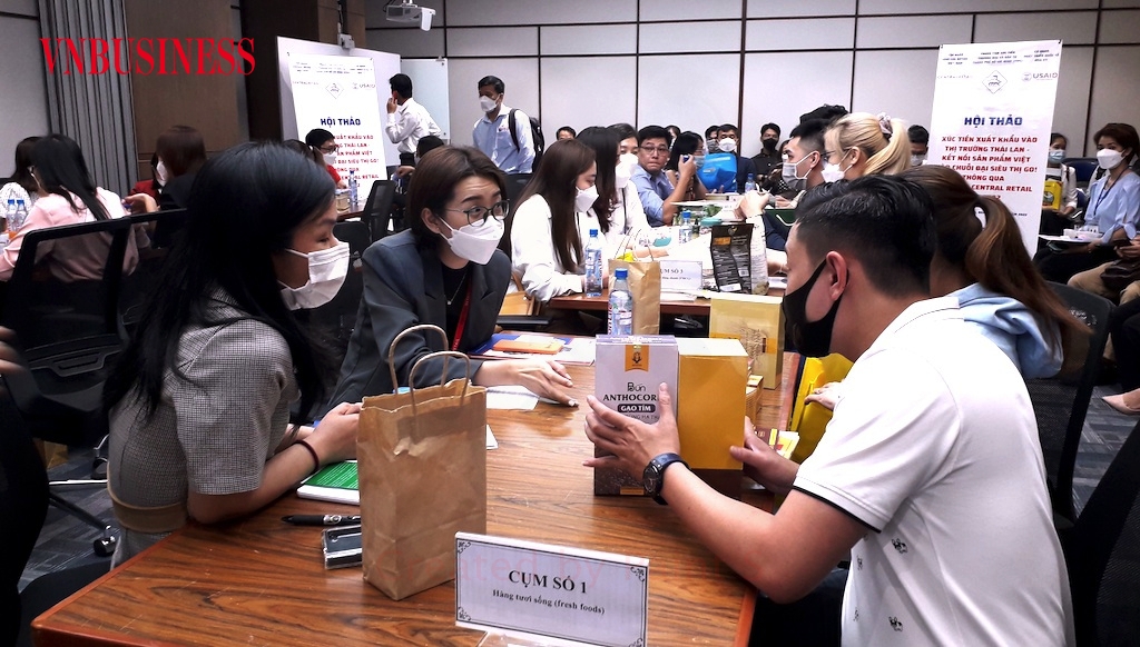Với mong muốn xuất hàng vào các siêu thị ở Thái Lan, vào ngày 21/4, nhiều DN nhỏ ở Tp.HCM đã tiếp xúc và kết nối với bộ phận thu mua của tập đoàn Central Retail.