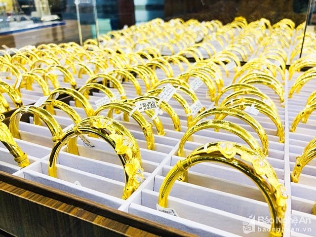 Ngược chiều thế giới, giá vàng trong nước lùi về gần 70 triệu đồng/lượng.