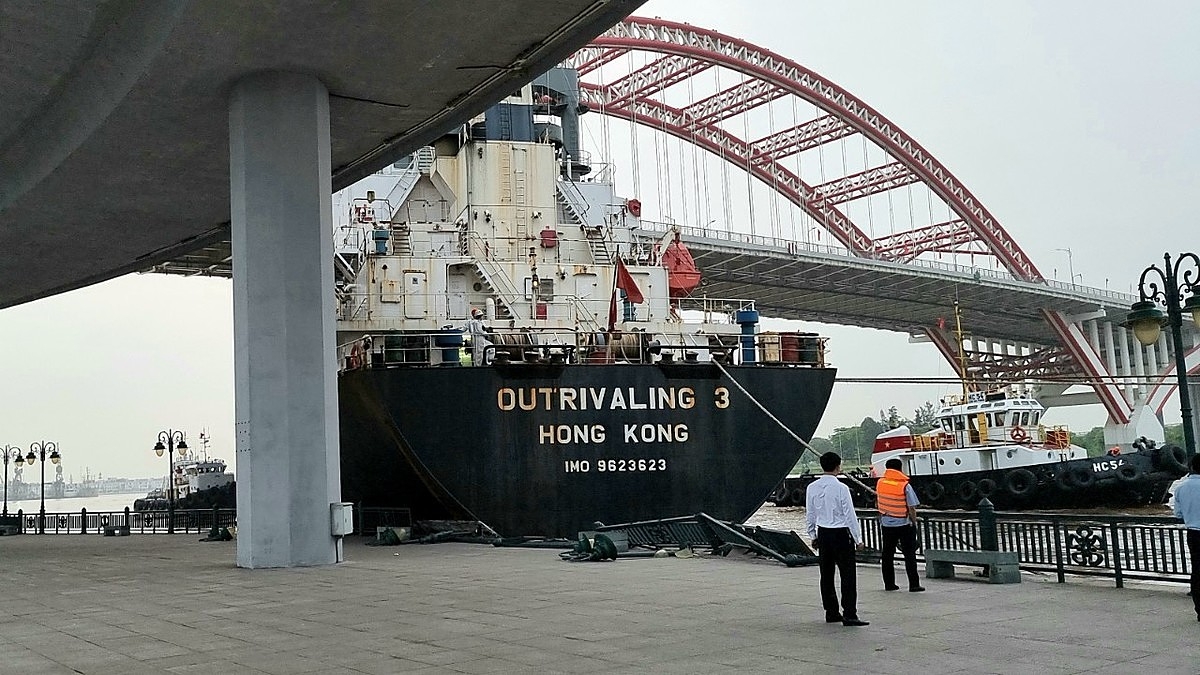 Con tàu va chạm vào bờ Nam sông Cấm, dưới chân cầu Hoàng Văn Thụ làm hư hỏng khoảng 50m lan can công viên.