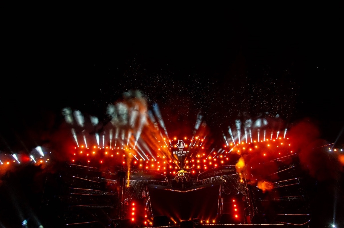 Sân khấu biểu tượng đại bàng hoành tráng tại Lễ kick off The Beverly Solari.