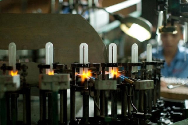 Kinh doanh giảm sút, cổ phiếu rớt mạnh là những gì nhắc tới CTCP Điện Quang ở thời điểm xảy ra bê bối xả thải trái phép.