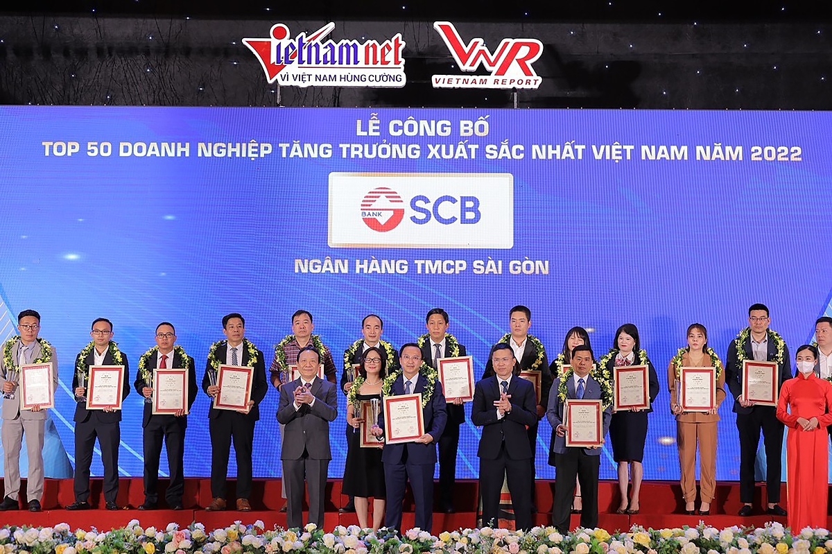 Ông Diệp Bảo Châu - Phó Tổng Giám đốc SCB nhận giải thưởng Top 50 Doanh nghiệp tăng trưởng xuất sắc nhất Việt Nam năm 2022.