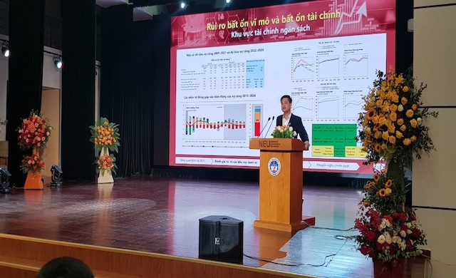 PGS.TS. Tô Trung Thành - Trưởng phòng Quản lý Khoa học, trường Đại học Kinh tế Quốc dân trình bày nội dung Ấn phẩm Đánh giá kinh tế Việt Nam thường niên 2021