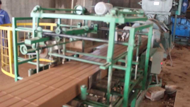 Những năm gần đây, các HTX sản xuất gạch tuynel đã có nhiều đổi mới, cải tiến trong sản xuất.