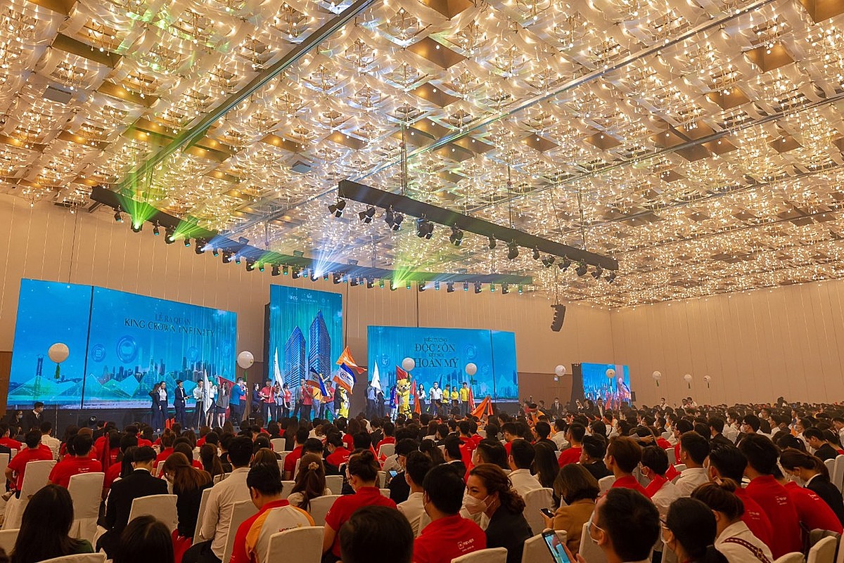 Các khách hàng tham dự sự kiện giới thiệu dự án King Crown Infinity.