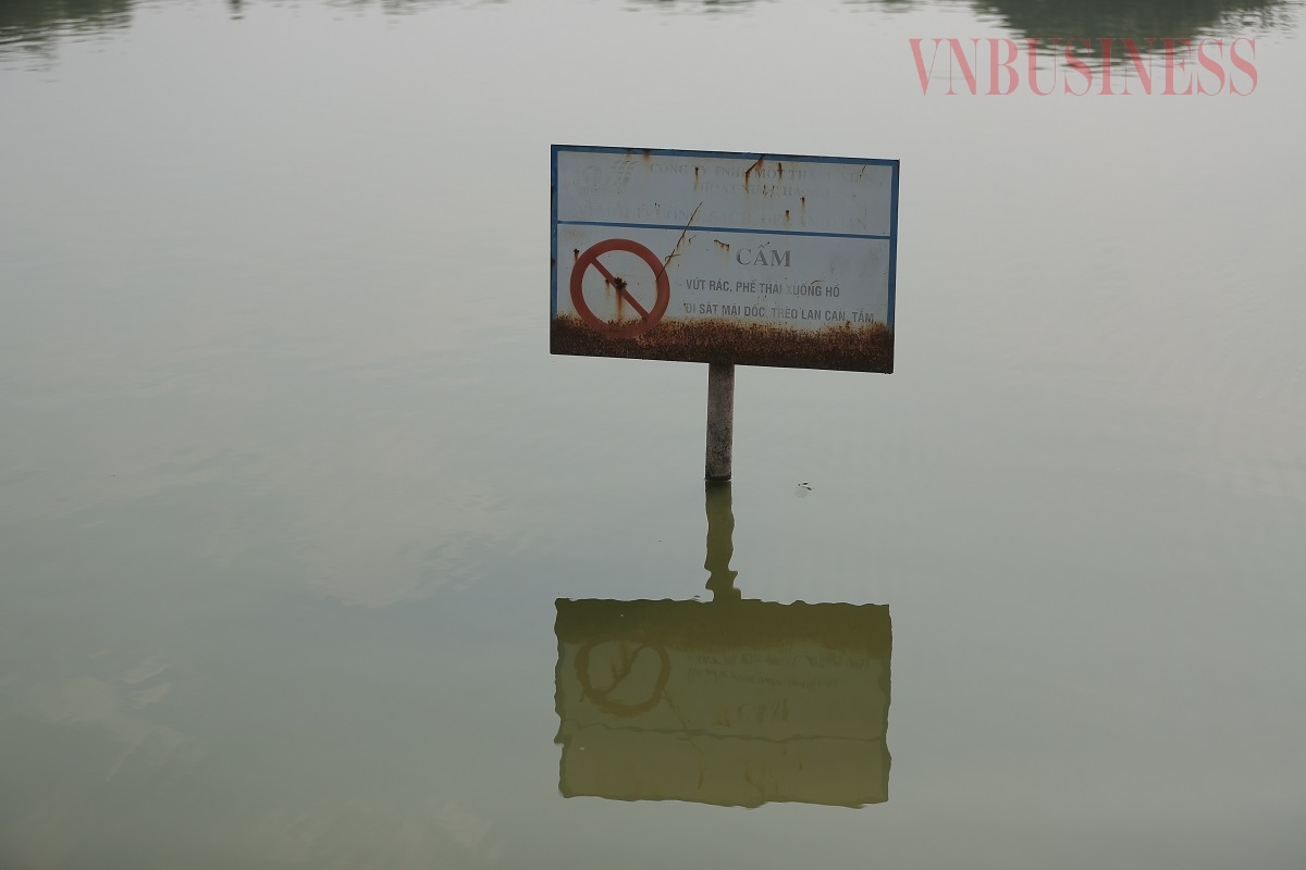 Biển cảnh báo đã bị rỉ sét.