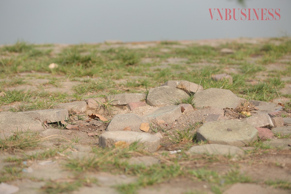 Gạch lát vỉa hè cũng bị xuống cấp nghiêm trọng.