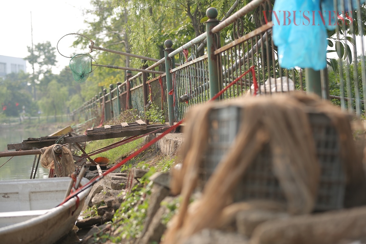 Một góc nhỏ về sự nhếch nhác, bừa bộn trong công viên Việt Hưng.