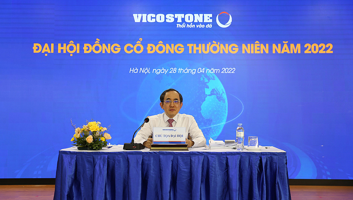 Ông Hồ Xuân Năng, Chủ tịch HĐQT Vicostone trả lời các câu hỏi của cổ đông.