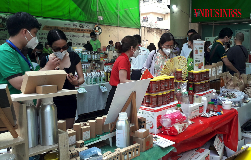 Do lượng sức mình có hạn nên một số DN nhỏ và vừa vẫn chọn kênh phân phối truyền thống.