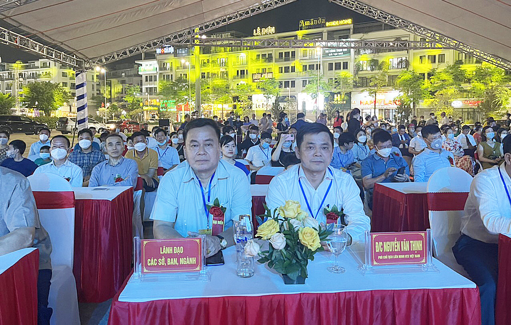 Phó Chủ tịch Liên minh HTX Việt Nam Nguyễn Văn Thịnh (bên phải) tham dự và bấm chuông khai mạc Hội chợ OCOP Quảng Ninh - Hè 2022.