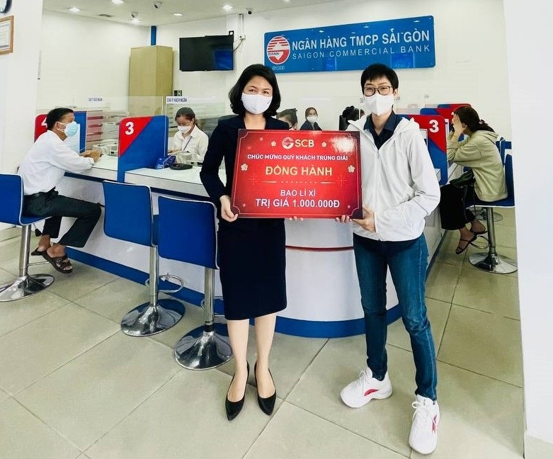 Đại điện SCB Gò Vấp trao thưởng Giải Đồng Hành cho Khách hàng trúng giải.