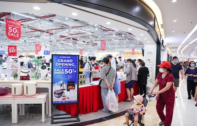 Dịp lễ 30-4 và 1-5, hàng điện máy, thực phẩm, gia dụng... ngập tràn khuyến mãi chờ khách.