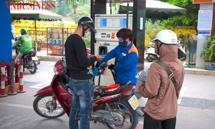 Giá xăng dầu vẫn tăng dù đã giảm thuế bảo vệ môi trường, Bộ Công Thương đề xuất thêm giải pháp hạ nhiệt?