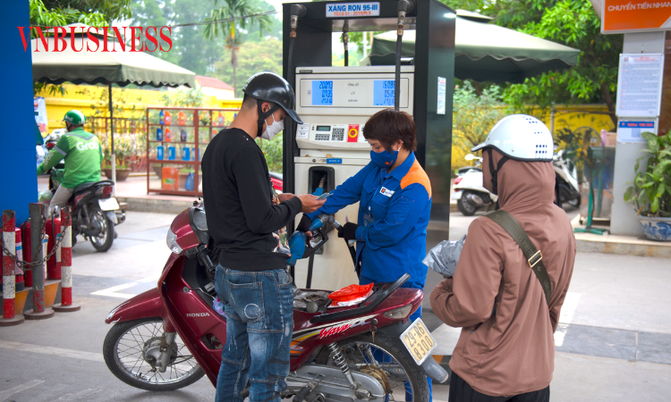 Giá xăng dầu vẫn tăng dù đã giảm thuế bảo vệ môi trường, Bộ Công Thương đề xuất thêm giải pháp hạ nhiệt?
