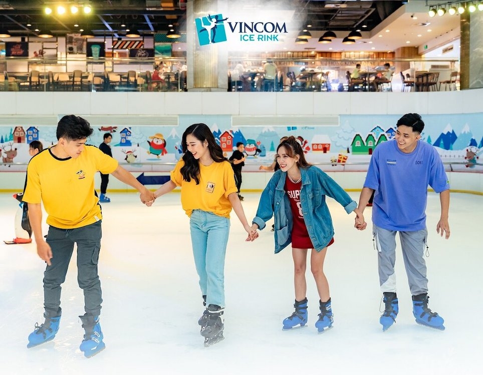 Trong những ngày hè nóng nực, mọi người có thể tìm đến “đặc sản siêu mát lạnh” của Vincom: trượt băng nghệ thuật. Đây là một trong số các địa điểm “nhẵn mặt” của rất nhiều bạn trẻ khi muốn tìm nơi giải trí độc, lạ và thư giãn..